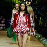 Dolce and Gabbana къси панталони и топ каре в червено