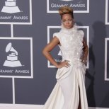 Разкошна Бяла Рокля с Цепка