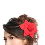 вдигната небрежно коса