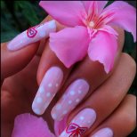Розови нокти с бели точки