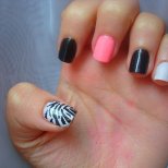 Лак за нокти с декорация зебра на палеца