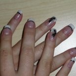 Нежен дизайн за нокти с бяло и черно