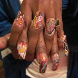 Различни нокти с пищна декорация