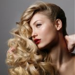 дълга и много пухкава, къдрава руса