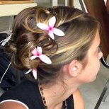 Повдигната прическа с цветя 