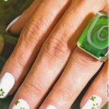 бели нокти със зелени цветя