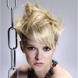 руса къса коса разрошена отзад