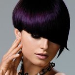 Къса коса в нюанси на лилаво