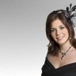 просто направена прическа с черни цветя и пера