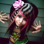 емо стил черна и дълга коса с розови брави и зебра кичури