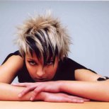 кратко къс и дебел руса коса с черни кичури