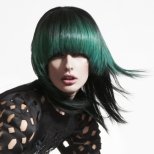 прическа със зеленикав отблясък