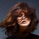 небрежно разрошена 