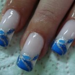 сини цветя върху бели нокти