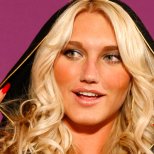 Изключително дълъг акрилен маник\' в червено