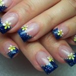 Декорация със сини връхчета и жълти цветчета