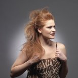 прибрана отпред, разрошена отзад