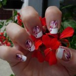 Дизайн за нокти с цветя в червено и бяло