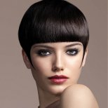 изключително къса черна 