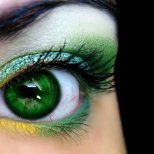 Красиви очи със зелени и жълти сенки