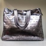 Шанел Чанта с Логото на Фирмата