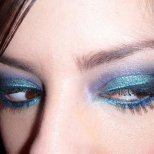 сенки за очи в искрящо син цвят