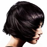 черна къса прическа напред