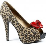 Леопардови обувки с отворени пръсти и червено цвете