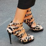 Леопардови сандали с каишки