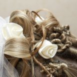 сватбена коса с бели рози
