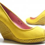 Жълти обувки на висока платформа