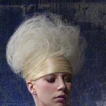 вдигната нагоре бухнала прическа