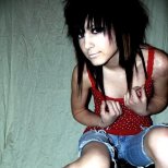 Ню Емо прическа с много етажи