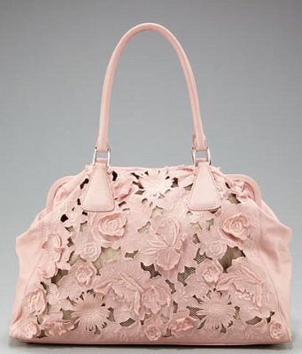 Валентино стилна нежна чанта от бледо розова кожа изрязана на цветя