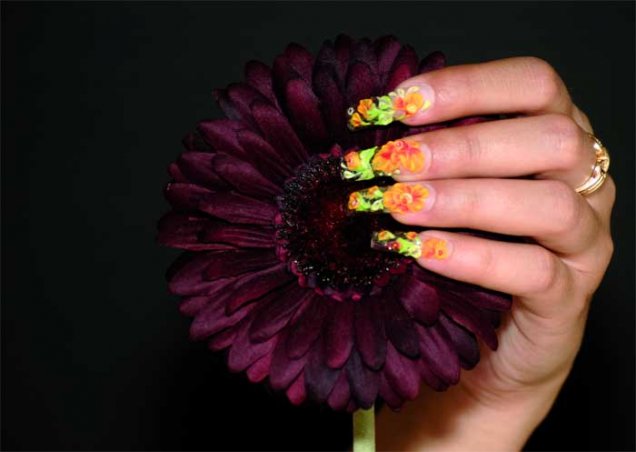 оранжеви пролетни цветя на дълги нокти