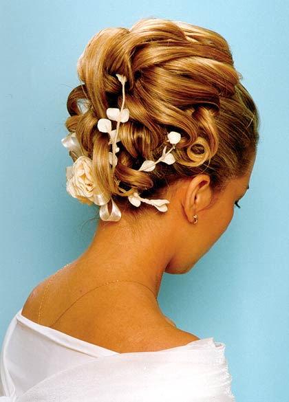 Сватбена коса с прибрани букли и бели цветя