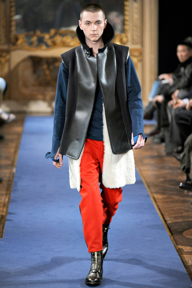 Александър Маккуин 2011 Мъжка Мода Кожен Елек с Червен Панталон