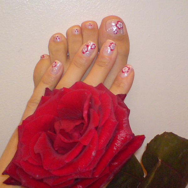 Красиви нокти в бледо розово с цветчета