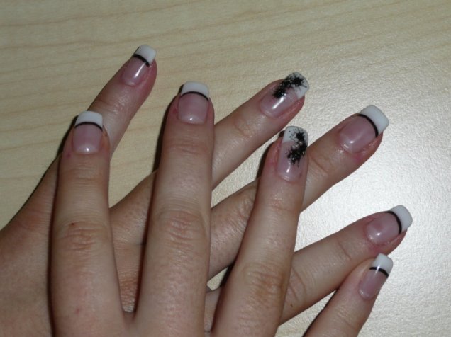 Нежен дизайн за нокти с бяло и черно