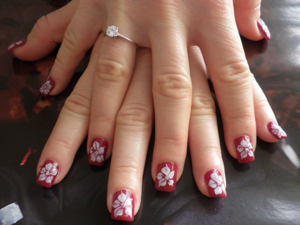 Червен маникюр с бели цветя на къси нокти