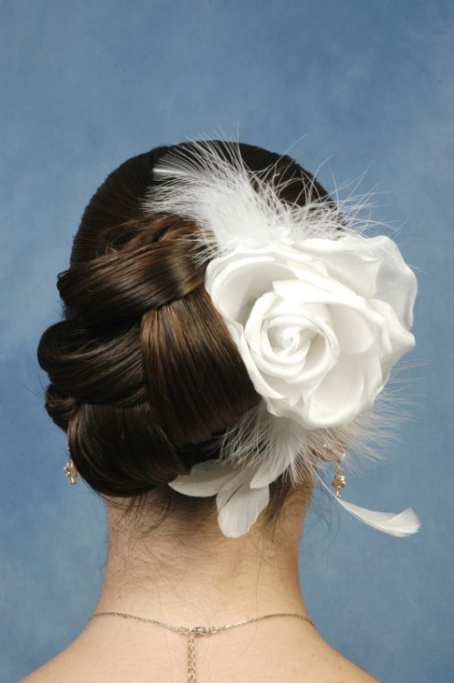 Булчинска коса вдигна голям бяла роза