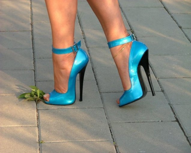 Високи сини обувки