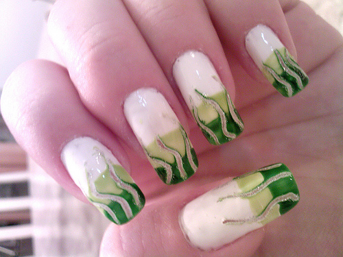 красиви декорации на нокти в зелено