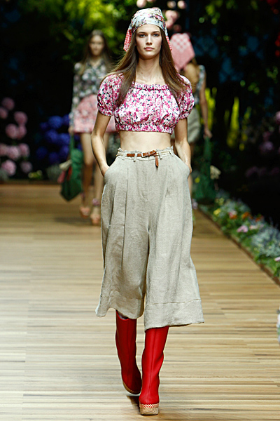 Dolce and Gabbana широк пола-панталон и къс топ