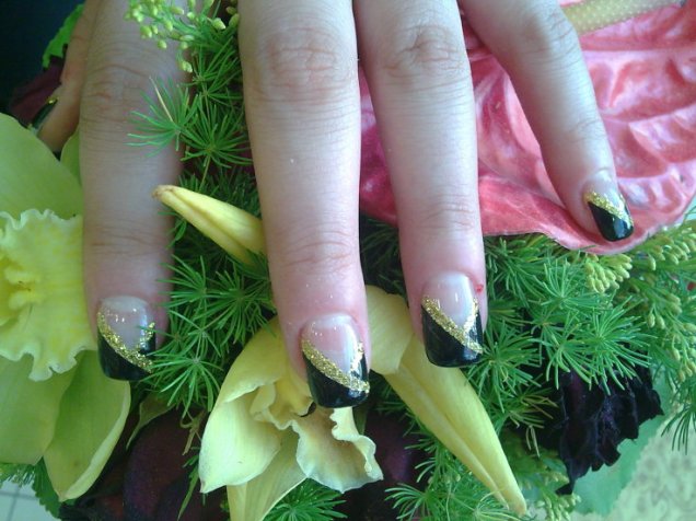 черни нокти със златни декорации