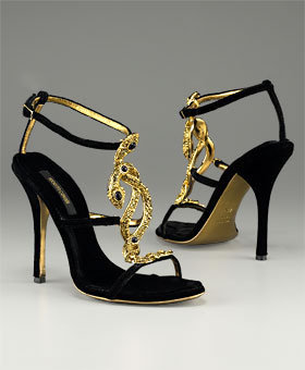 Красиви сандали с декорация златна змия