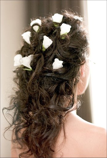 Сватбена прическа за дълга коса с бели деликатни цветя