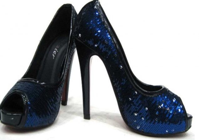 Тъмно сини обувки на висок ток с брилянтни камъчета
