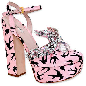 Розови обувки с платформа и черни лястовички