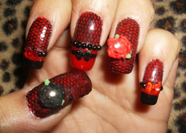 Червени нокти с черна дантела и рози 3d